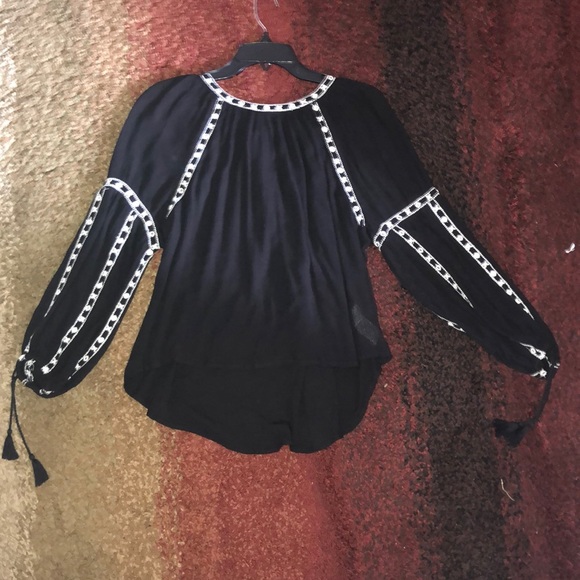 Black long sleeve blouse w/ white design - Picture 2 of 5